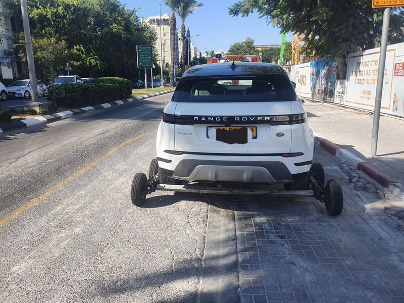 רכב יוקרה בגרירה