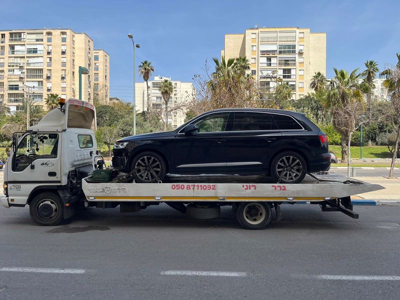 רכב על הגרר של רוני