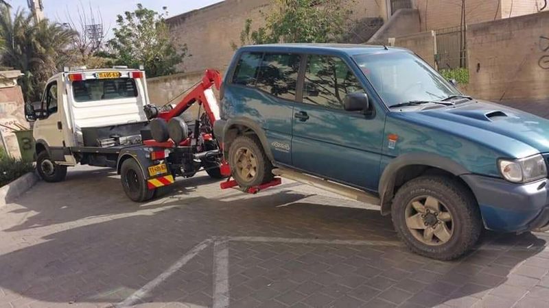 מכונית נגררת מהכביש